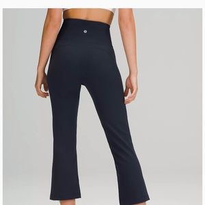 Lululemon black groove short crop pants, like new